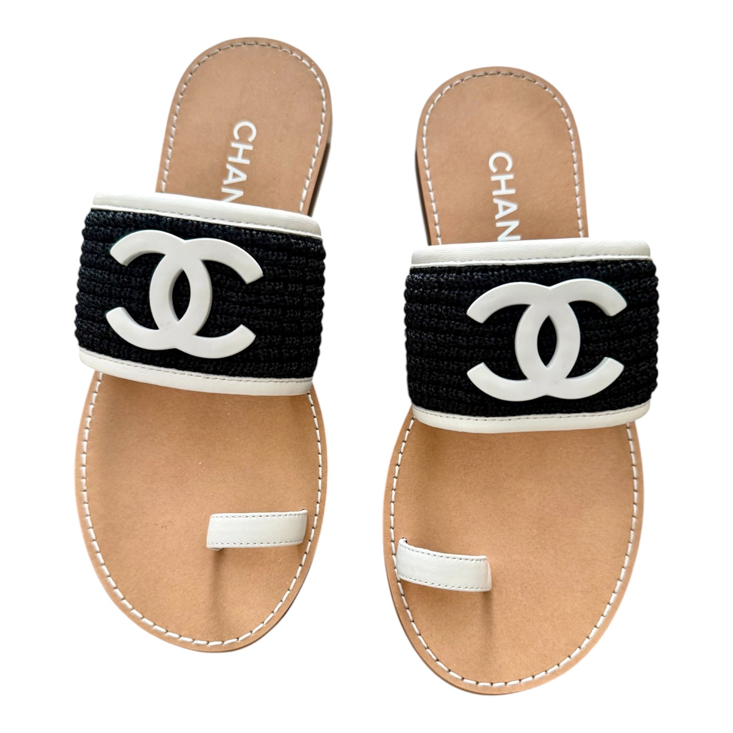 CHANEL 2026 CC Logo White/Black Raffia Leather Toe Ring Sandals Sz 38