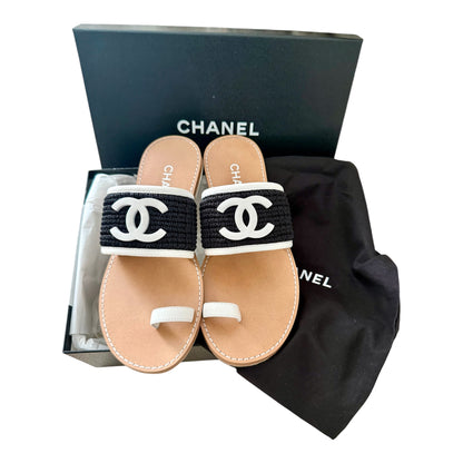 CHANEL 2026 CC Logo White/Black Raffia Leather Toe Ring Sandals Sz 38