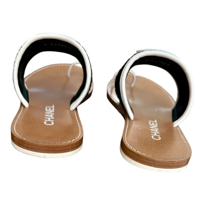 CHANEL 2026 CC Logo White/Black Raffia Leather Toe Ring Sandals Sz 38