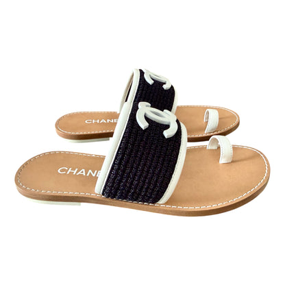 CHANEL 2026 CC Logo White/Black Raffia Leather Toe Ring Sandals Sz 38